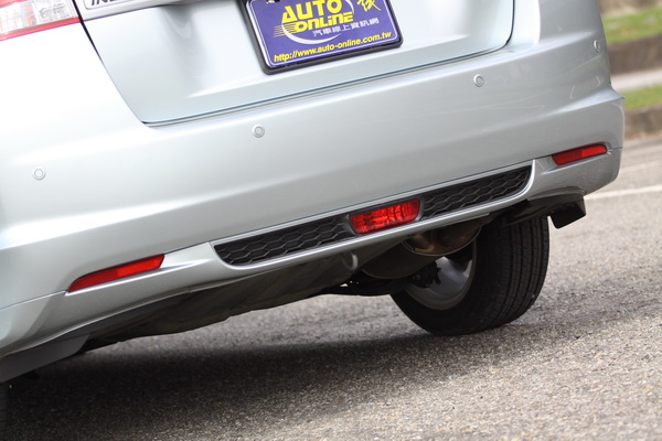 車尾後保險桿下緣融入網狀塑料,以及類似F1後方警示燈的後霧燈。