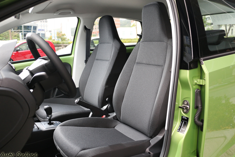 造型相當年輕的座椅,不過雙前座均採手動調整。