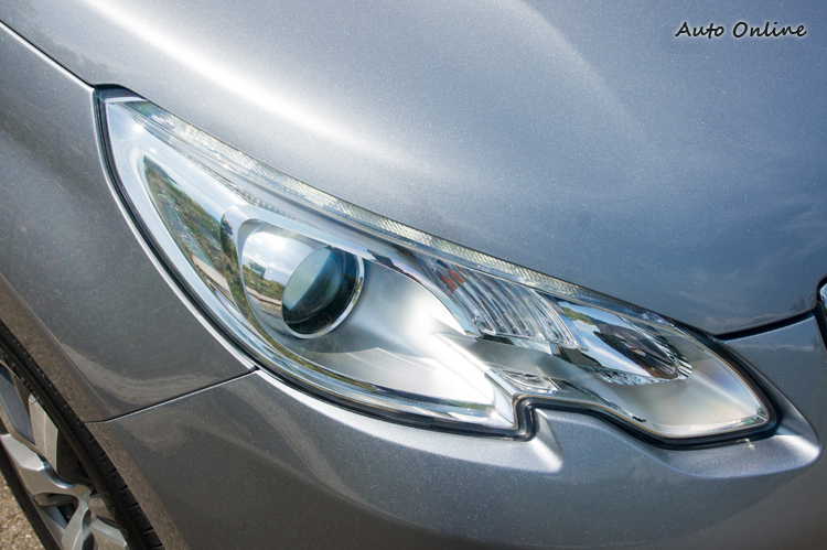 不規則造型的頭燈組。