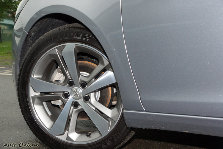 依車型等級所配輪胎尺碼為16吋到18吋。