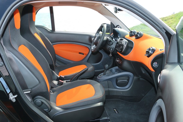 兩人空間的徹底利用,不走精品路線的Fortwo在實用機能繼續強化。