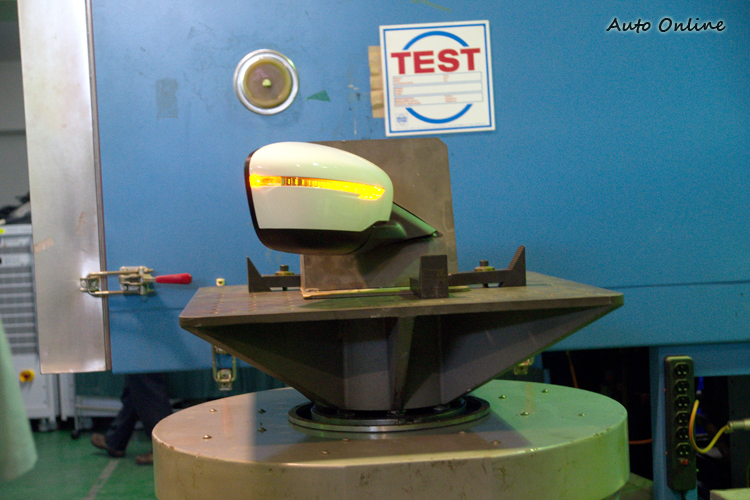 震動測試模擬車輛長期震動下,燈具鎖固點是否能抵抗斷裂產生。