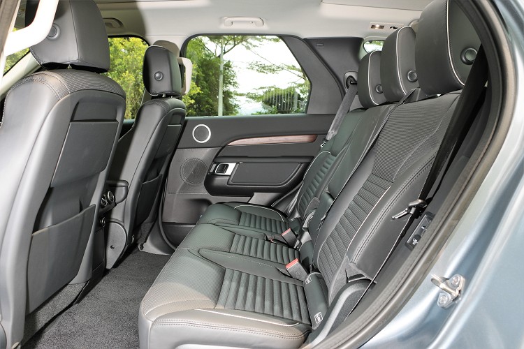 車室空間結合視野高人一等的 Command Driving Position 指揮家式駕駛座設定,盡顯 Land Rover 君臨天下的英倫王者風範。