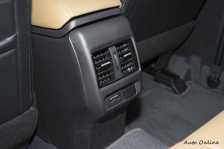 後坐的空調出風口與USB插槽。