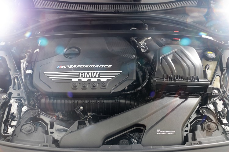 M235i xDrive與M135i xDrive都是搭載一顆由M Power調校的直列四缸2.0升代號B48的渦輪增壓引擎。