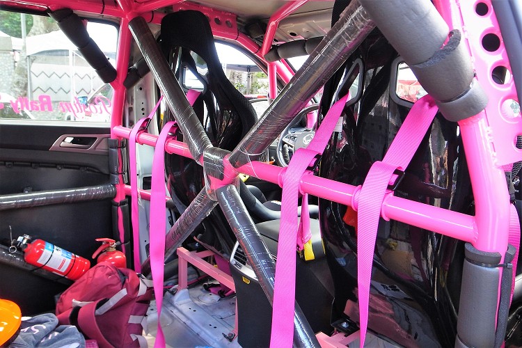 車內最醒目的就是由台北日盛防滾籠李老闆安裝的多點式防滾架,管徑、點數、燒焊方式都符合FIA規範,顏色則是充滿少女心的桃紅色。