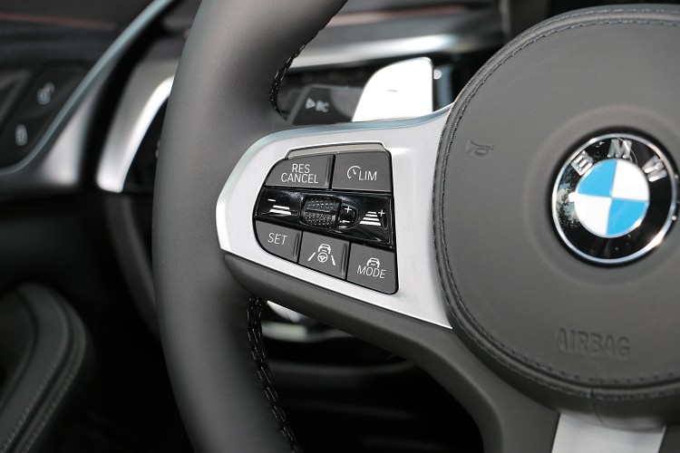 主動安全車距控制與車道維持,現階段為便利系統而非完全自動駕駛功能。