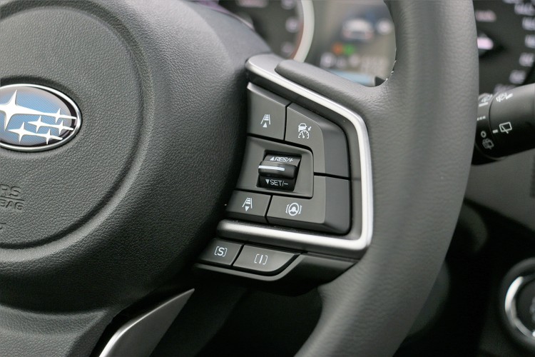 方向盤右邊按鍵可切換行車模式,有S與I兩種;上方則是主動車距控制功能按鍵。