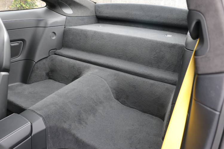 後座空空如也,可以拿來當作置物空間,或者放置下賽道用的頭盔。