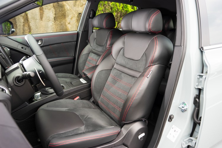 類麂皮搭配皮革的LUXGEN CARE座椅採用紅色縫線,視覺對比較為強烈