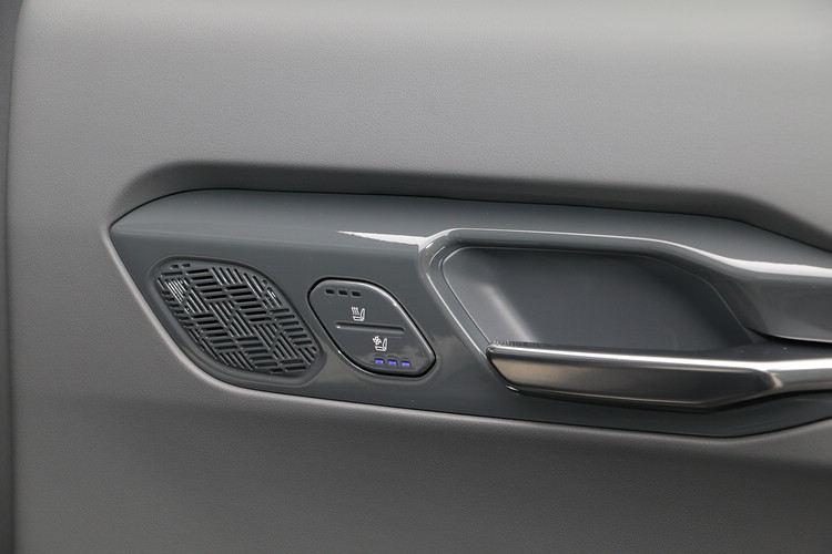 身為品牌豪華旗艦休旅,EV9的第二排同樣標配通風加熱座椅。