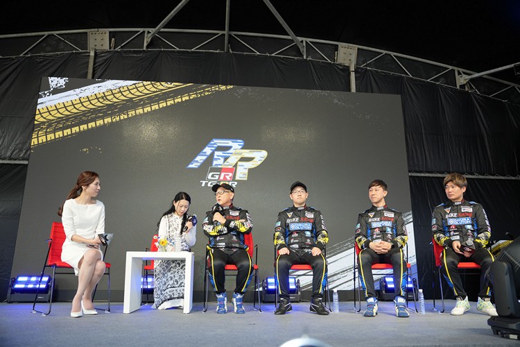 MORIZO(右四)以及ROOKIE Racing的豐田大輔車手(右三)、石浦宏明車手(右二)、大嶋和也(右一)車手一同登台進行深度對談。
