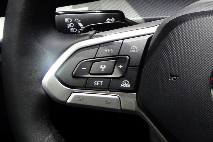 除了R系列因專屬模式維持觸控式按鍵,小改款Golf的方向盤已回歸操作更直覺的實體按鍵設計。