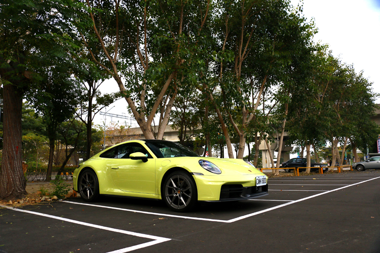 沒有人知道純燃油 911 還能存在多久。但可以確定的是，最新世代的 911 Carrera，並不是一輛向現實妥協的作品。