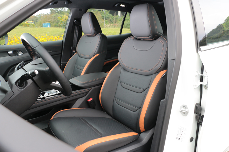 闊境版最令市場震撼的，莫過於它對於「入門規格」的重新定義。踏進車內，首先映入眼簾的是那道充滿未來感、長達 12.3 吋的一體式懸浮雙螢幕。