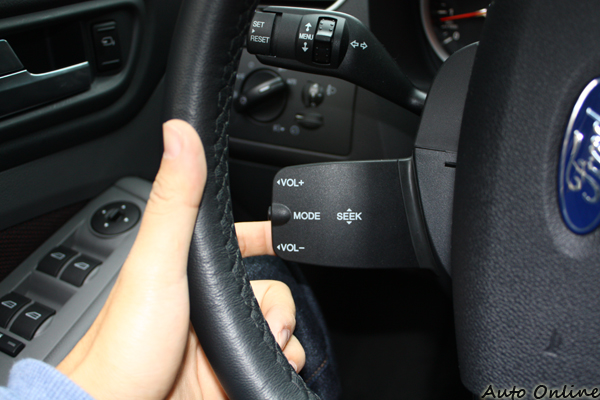 外型不討喜、感覺是另外裝上去的音響快撥鍵,不過重點在於它的功能而不是外型。