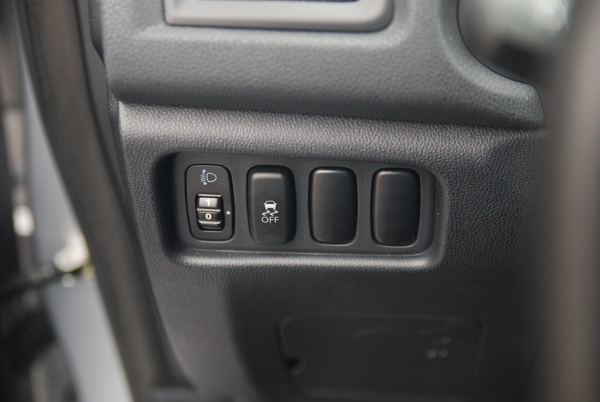 大燈照射角度調整與TCL循跡防滑控制系統的控制開關。