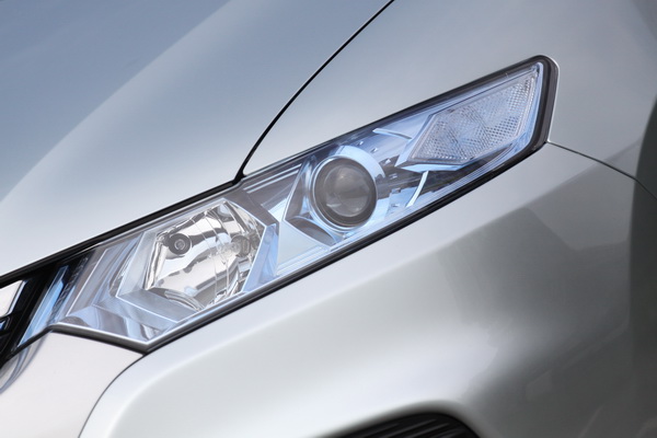 頭燈加上了豪華的HID氙氣頭燈以及方向燈與霧燈外罩的造型修改。