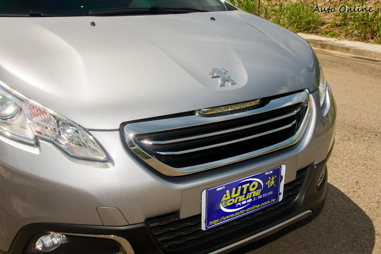 SR1概念車風格的鍍鉻水箱罩造型。