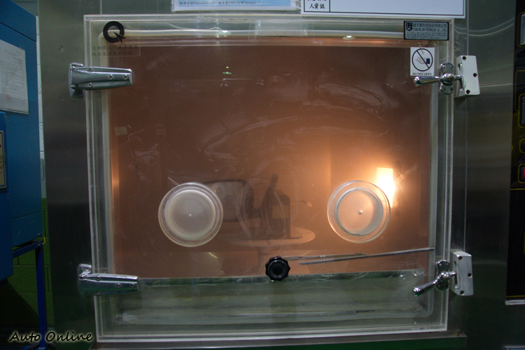 砂塵試驗以揚塵覆蓋燈具,測試是否影響光線照射。