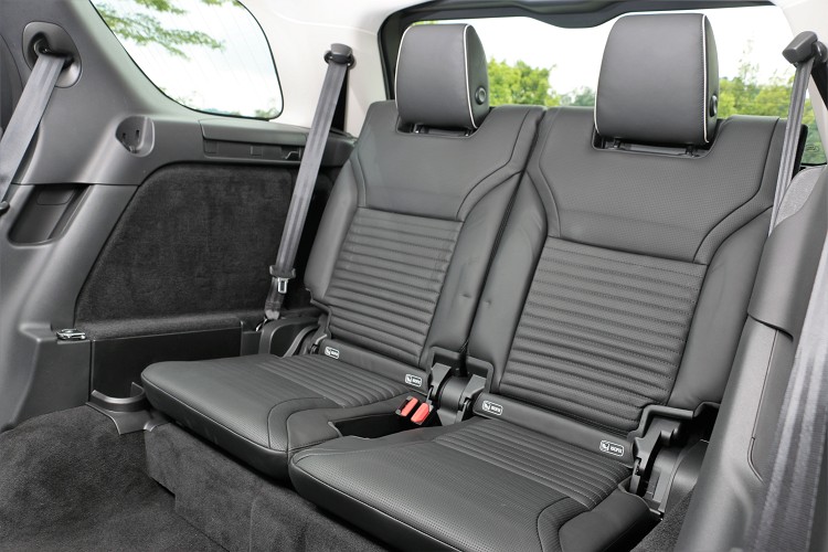 第三排腿部空間可達 851 mm,即使第三排座椅,仍能確保身高 190 公分以下的乘客享受舒適的乘坐空間。