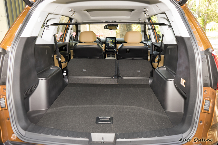 二三排座椅放倒可形成1935升後方行李空間。