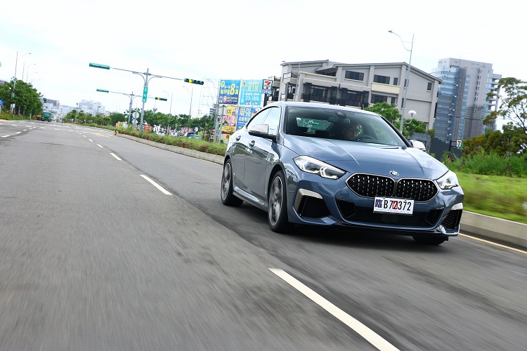 結合xDrive智慧型可變四輪傳動系統及8速Steptronic手自排變速箱,有效將大動力輸出傳遞於四輪上面,從靜止加速到百公里只需要4.9秒。