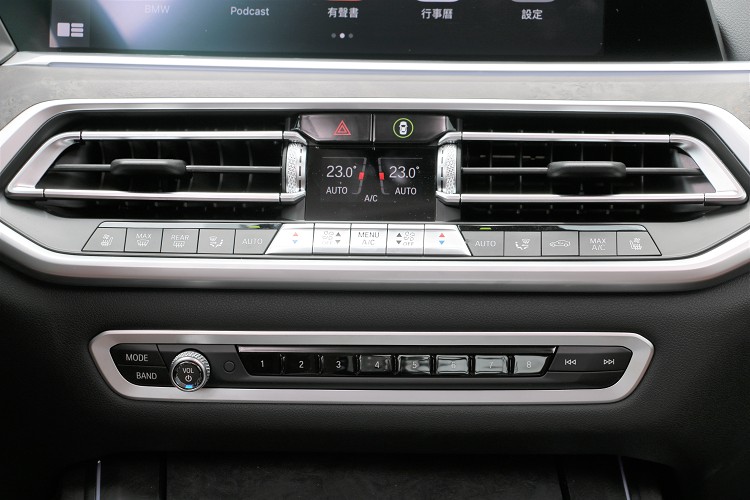 中控台的冷氣介面有著BMW新世代特色。