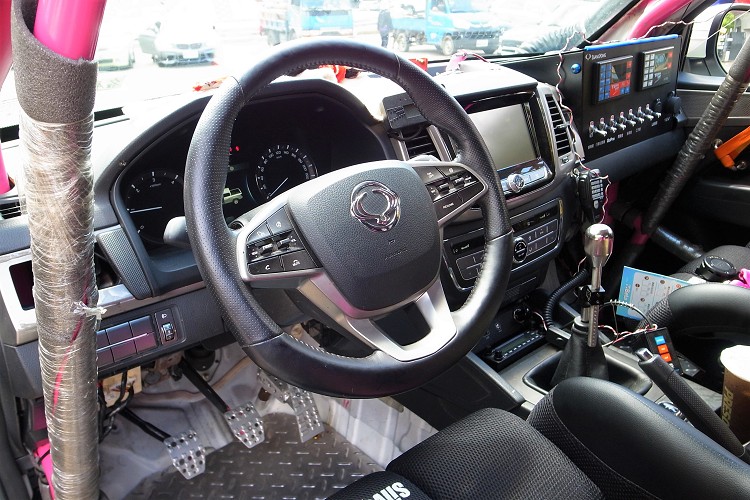 中控台幾乎維持原廠樣貌,上方的主機與下方的冷氣空調介面保留原樣,方向盤還是沿用原廠,就連按鍵都予以保留。