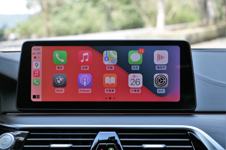 超大的12.3吋螢幕支援Apple CarPlay,看上去就是爽。