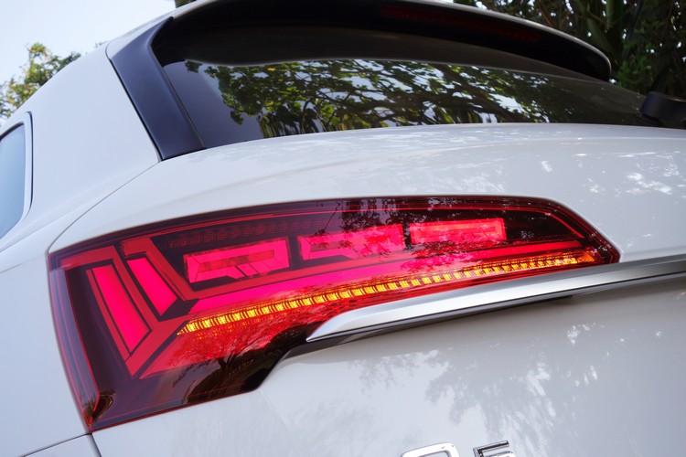 OLED尾燈組不只燈光展演效果吸睛,後車警示功能也有助於行車安全。