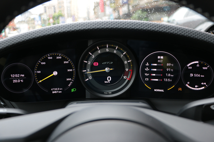數位儀錶板中間還是保留傳統指針轉速表,左右兩邊的顯示則利用介面來營造出經典五環設計。