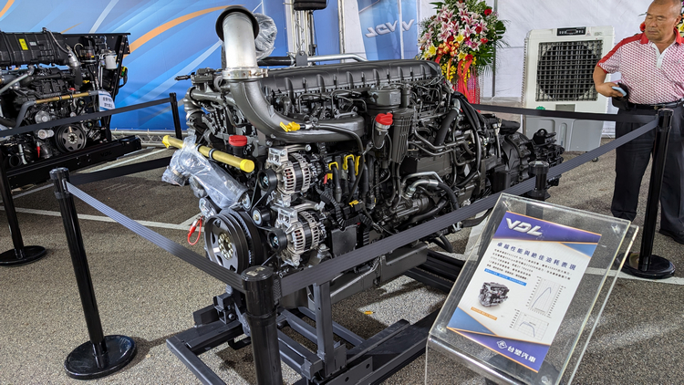 性能桌越的PACCAR MX-11柴油引擎擁有450hp大馬力,在引擎轉速900rpm時即可輸出2300Nm扭力。搭配ZF TRAXON 12速自手排變速箱。低油耗、低汙染