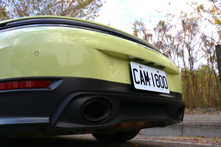 那個熟悉的聲浪不是刻意放大的音效，而是機械運轉的真實共鳴提醒你：這仍是一輛活著的車。