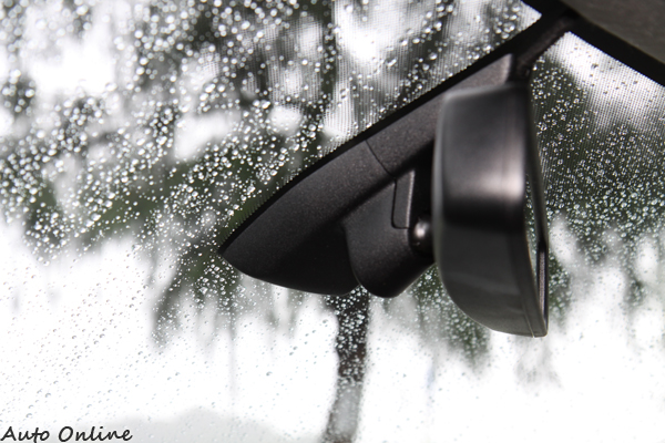 雨刷自動調整快慢,駕駛不用分心去留意大雨還是小雨,也屬於標準配備。