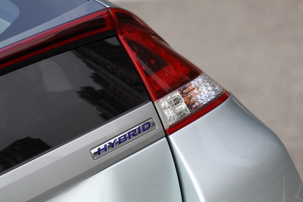 三角形的特殊造型尾燈以LED光源設計,2012年式Insight以燈殼燻黑處理加入年輕的運動化元素。