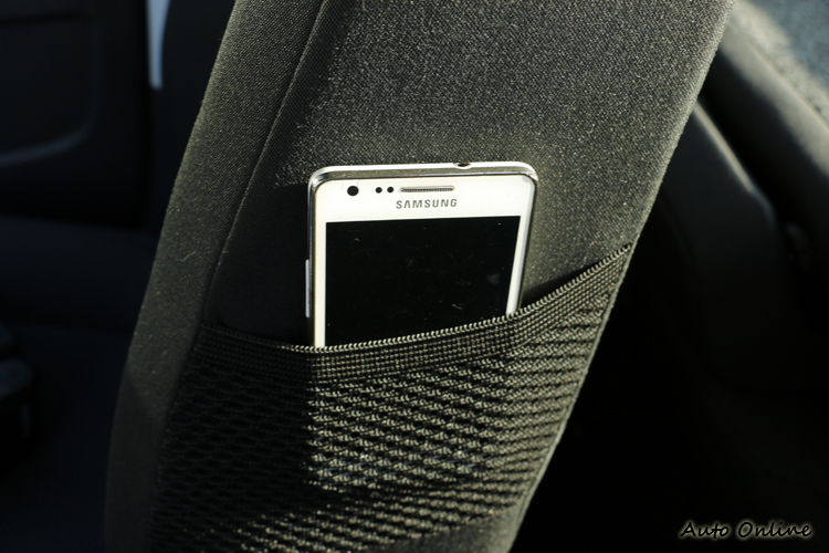 車內妥善利用每份空間,椅背旁的小網子就可以放入手機等小物。