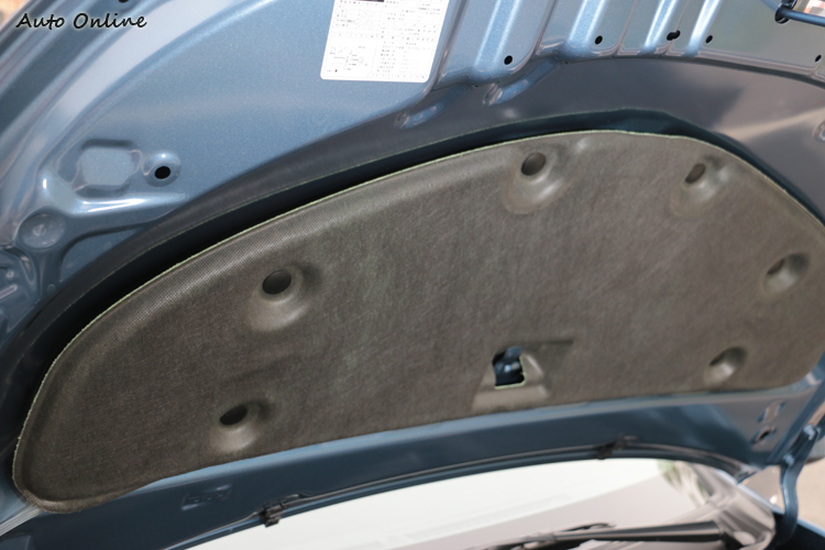 為了強化隔音車輛在引擎蓋、防火牆、前輪弧以及底盤等多處進行隔音強化,提升車內肅靜性。