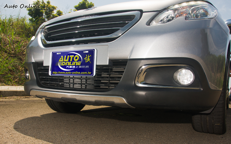 黑色保險桿整合了霧燈並加入鍍鉻飾條點綴。