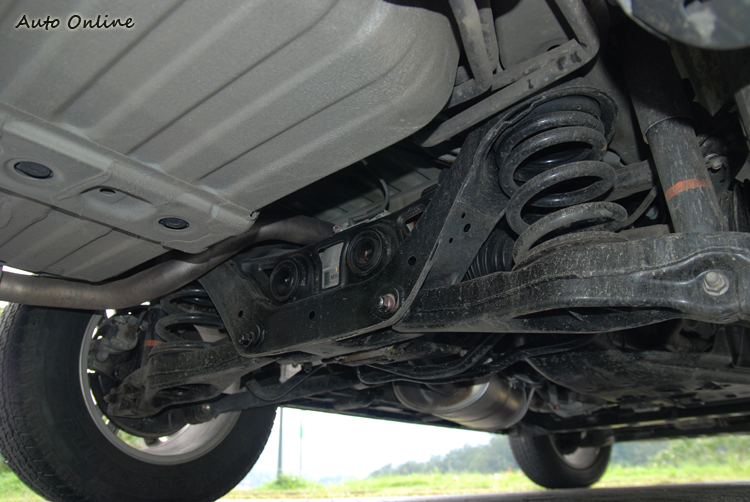 透過後輪中差鎖定功能,採四輪獨立懸吊的Pajero有優異克服大落差地形的能力。