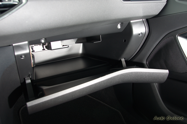 手套箱具出風保冷功能。