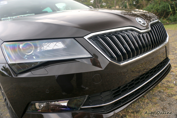 家族式水箱護罩兩邊延伸著多角銳利車頭燈組,內含LED日間型車燈。