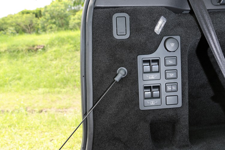 智慧座椅收折系統可透過行李廂內的控制開關、二排座椅側邊或中央觸控螢幕操作,進行電動收折與展開第二、三排座椅。