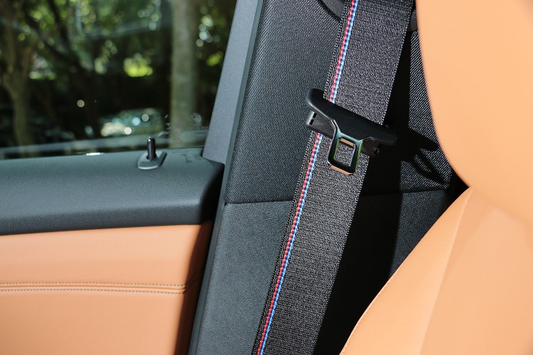 安全帶換上M款專屬配色。