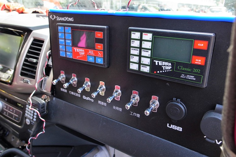 副駕駛前方則安裝最重要的拉力電腦,它是副駕駛比賽時的眼睛,螢幕上所顯示的里程與路書對照後,再報給正駕駛前方的路況特徵。