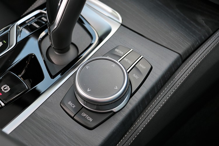 iDrive旋鈕就算來到最新的7.0,操作空能依舊相同熟悉。