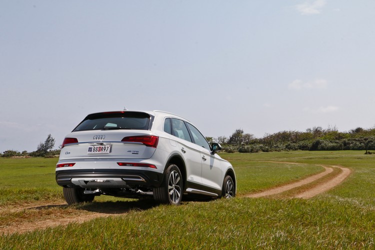 quattro ultra系統搭配Off-Road越野模式,能於落差地形提供最佳循跡表現。