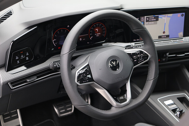 內裝除標配平底式方向盤,還提供動態齒比轉向系統的配備。