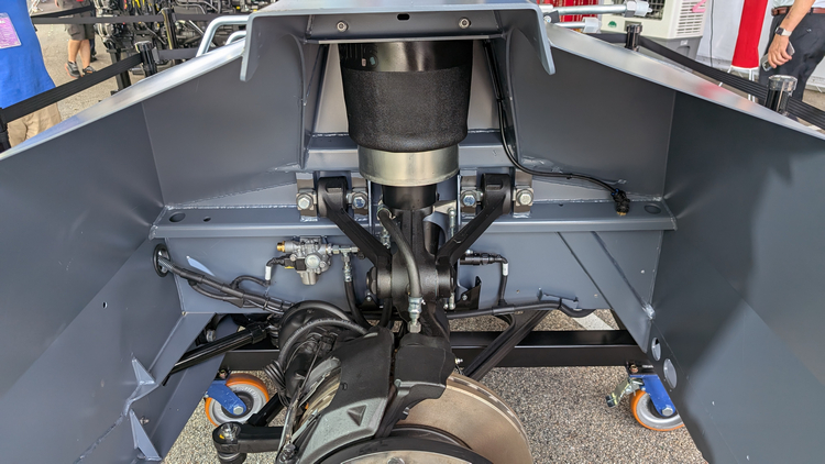 前軸採用的ZF RL 82 EC為獨立懸吊,比非獨立形式具有更佳的轉向操作空間