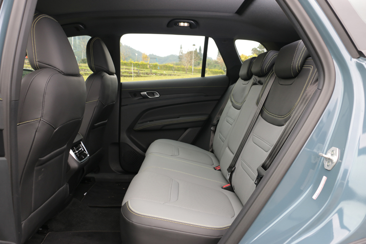 空間表現，2,726mm 的超長軸距直接挑戰了更高級距的豪華 SUV，最令家庭買家激賞的，莫過於後座全平整化的地板設計。